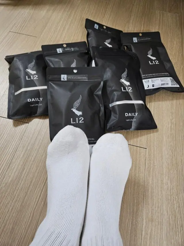 겨울에 신을 두꺼운 양말이 필요해서 구매했습니다. 기모에 적당히 두꺼워서 신발 신을