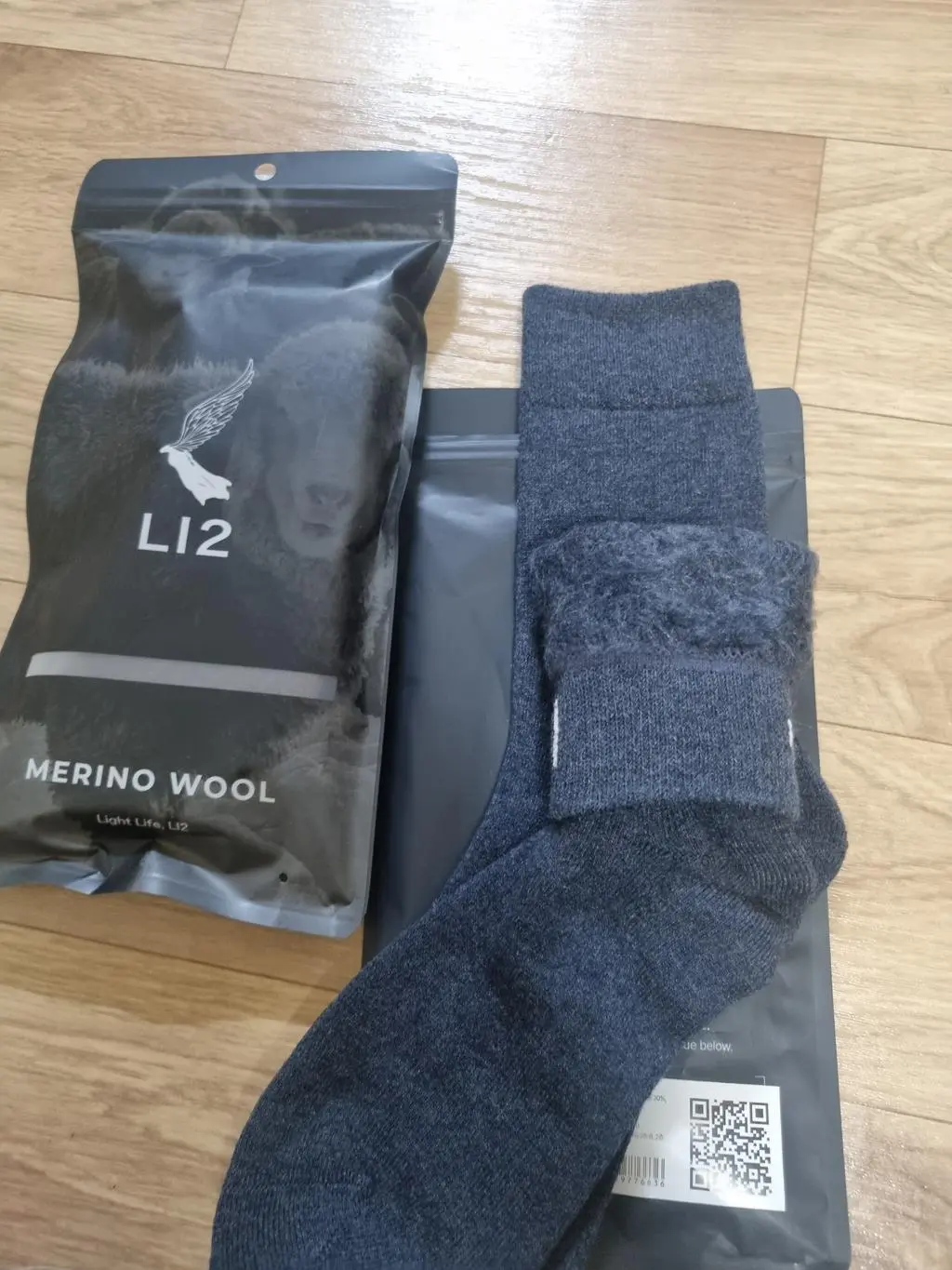 따듯하고 두뚬해서 잘신고 있습니다.
