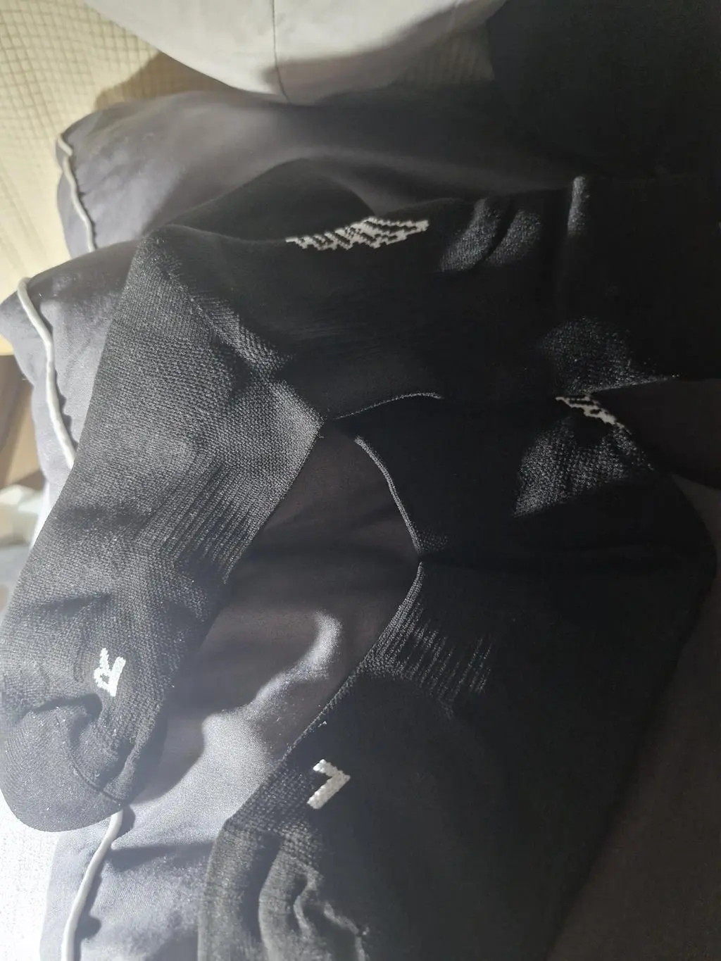 좌우 구분된거 귀엽고 신고 뛰어보니 확실히 일반 양말과 다르네요 재구매 의사가 생깁