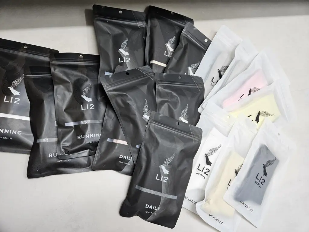 화이트.블랙을 구매했어요~^^ 느러짐없이 조여지는게 편해요^^ 뒷부분 날개도 발바닥 모