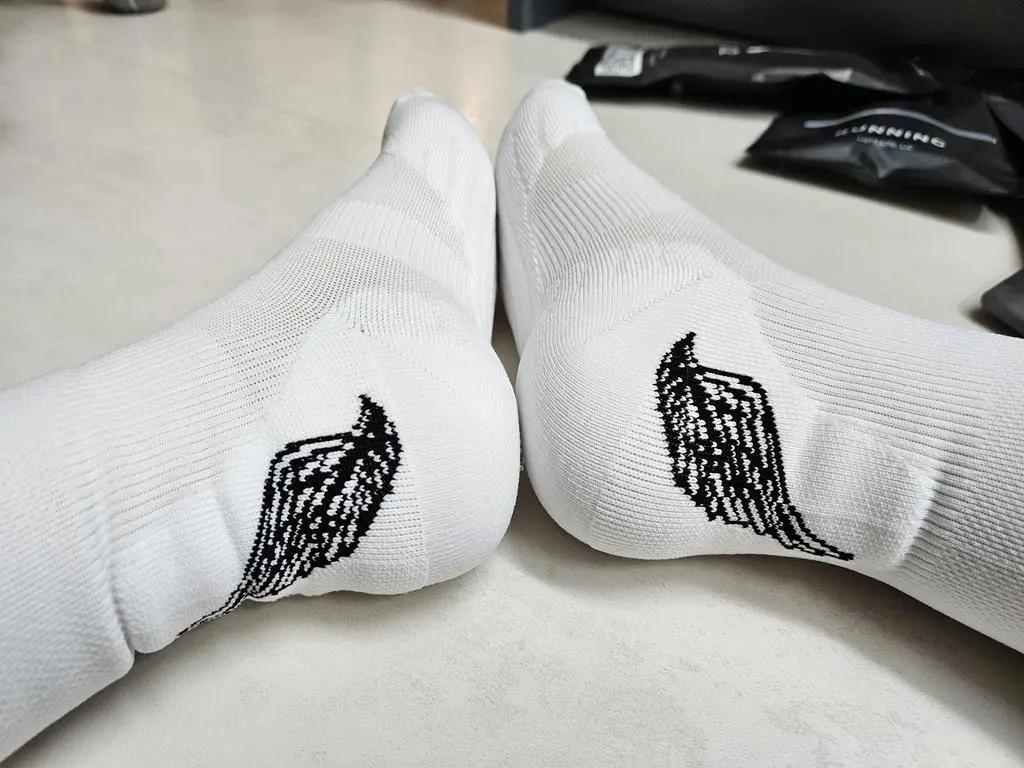 화이트.블랙을 구매했어요~^^ 느러짐없이 조여지는게 편해요^^ 뒷부분 날개도 발바닥 모