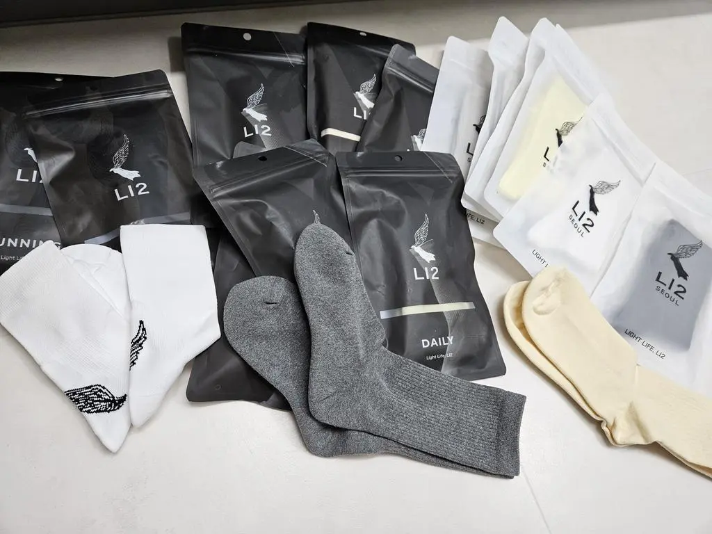 성인사이즈였지만 딸아이12살이 신어도 잘 맞아서 함께 신으려합니다^^ 