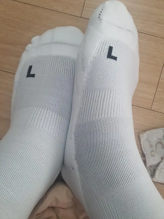 잘 신고 있었는데. 아껴 신는다고 나중에 뜯어 본 마지막 켤레가 같은 쪽만 들어 있어서