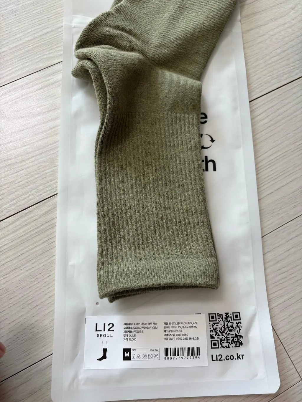 양말이 필요해서 처음 구매했어요 제꺼랑 신랑껀 두개 해서 구매했구 다크올리브가 좀 