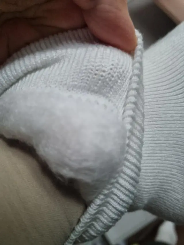 양말 2개씩 신고다니는데
