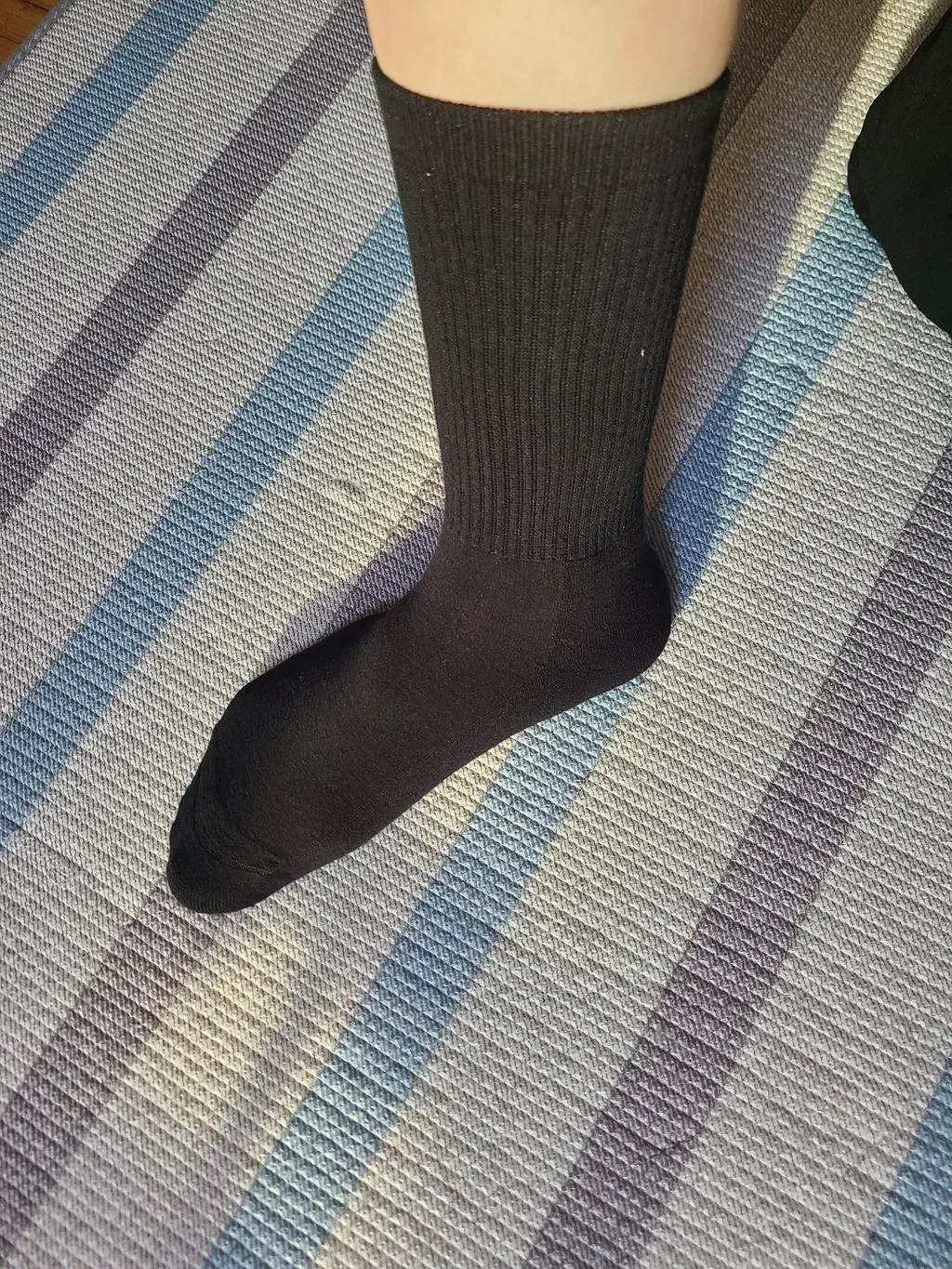첫 구매인데요, 우연히 sns광고 보고 들어갔다가 리뷰가 많아서 구매해 보았어요. 양말