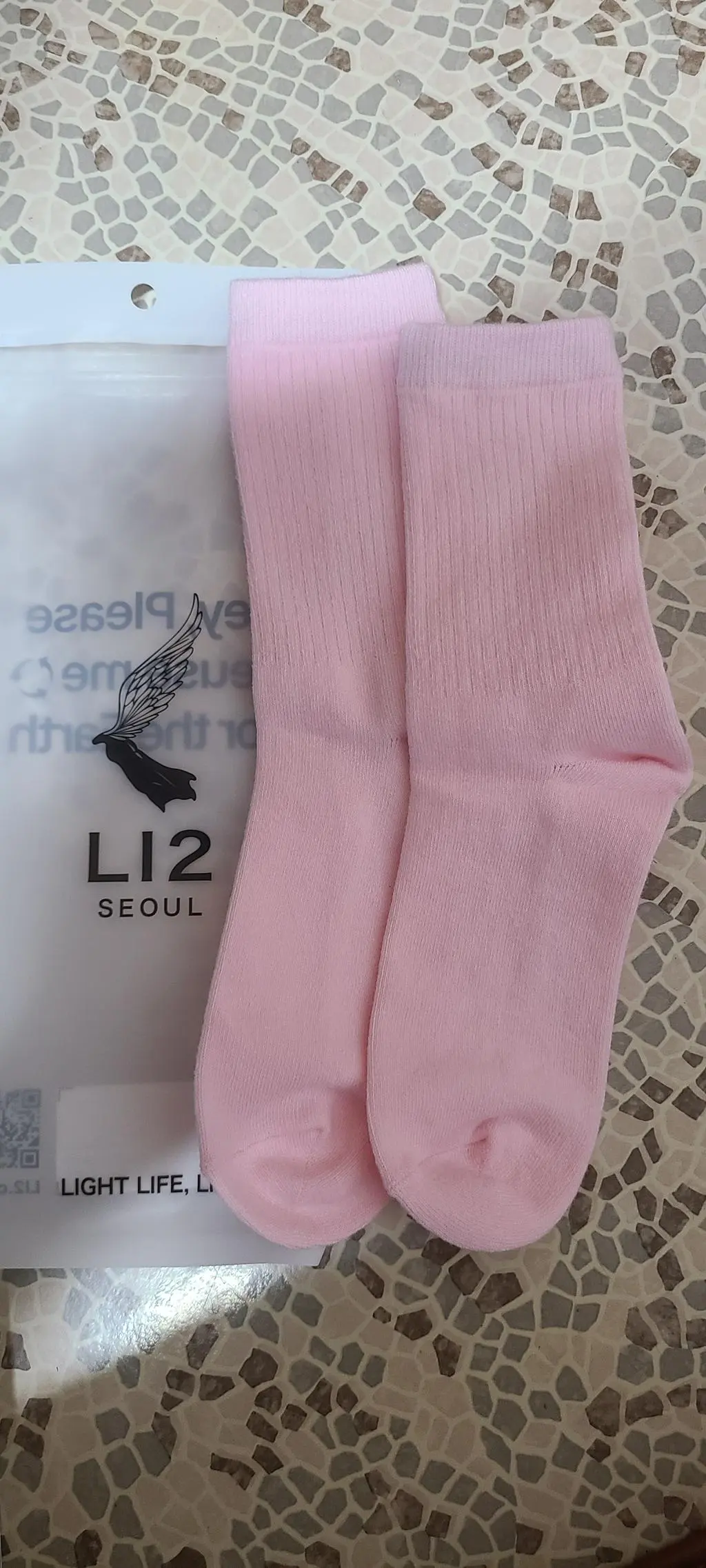 편하고 좋아요. 조직이 탄탄하고 치밀해요. 신었을 때 흘러내리지 않고 딱 붙어요. 신발