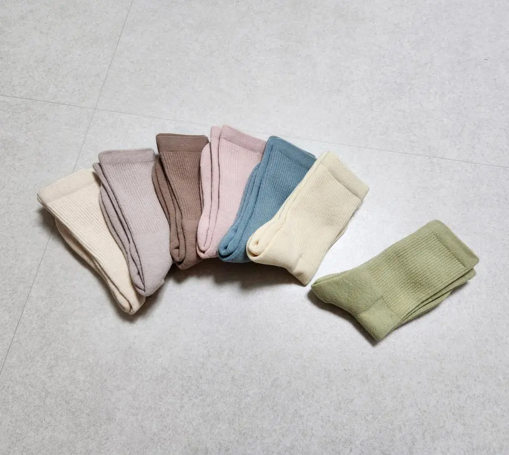 도톰하고 길어서 겨울 일할때 신기 좋네요.
