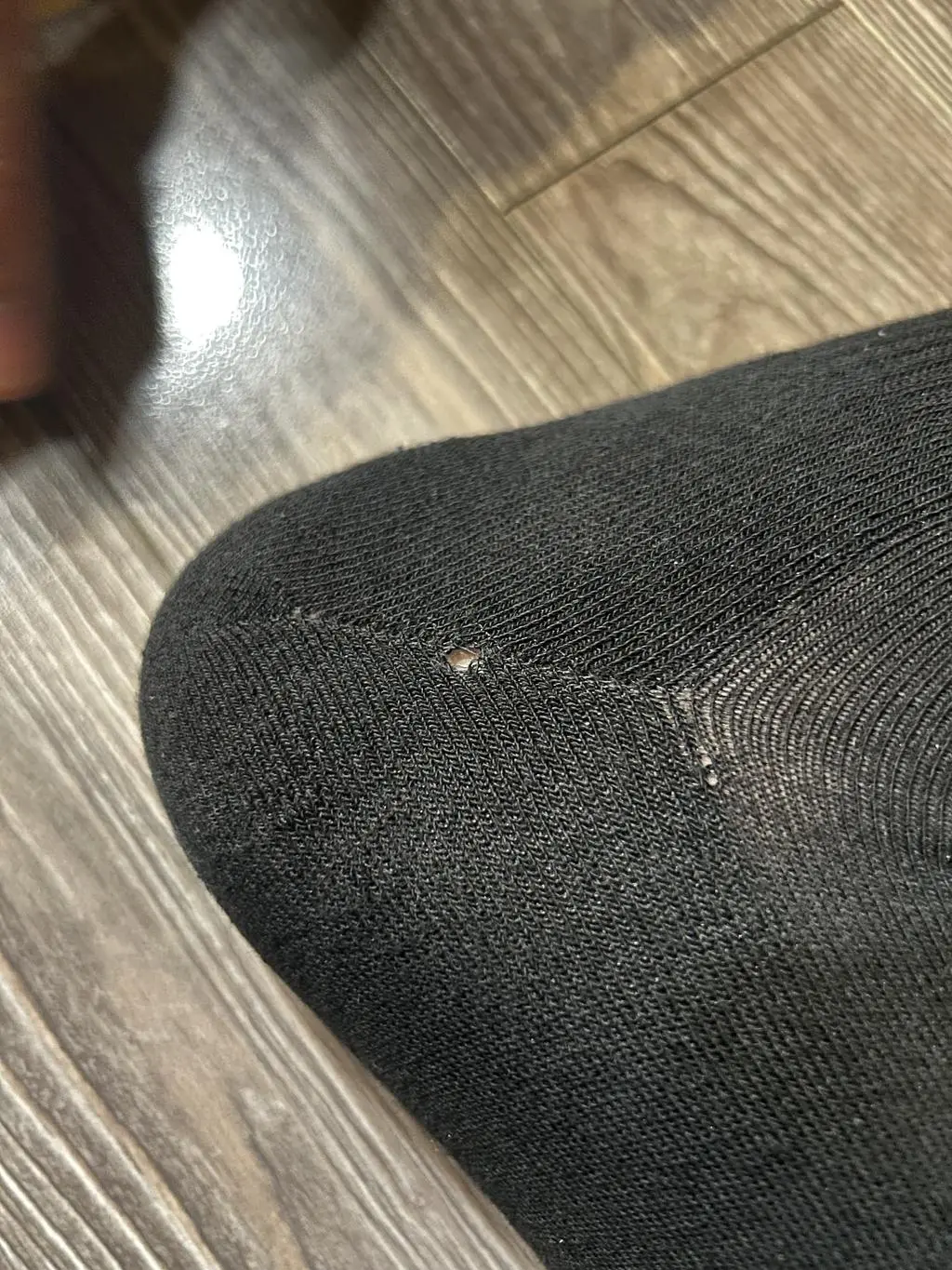 하나씩 뜯어서 신는데 오늘거에는 빵꾸 나있네요 ㅠ…
