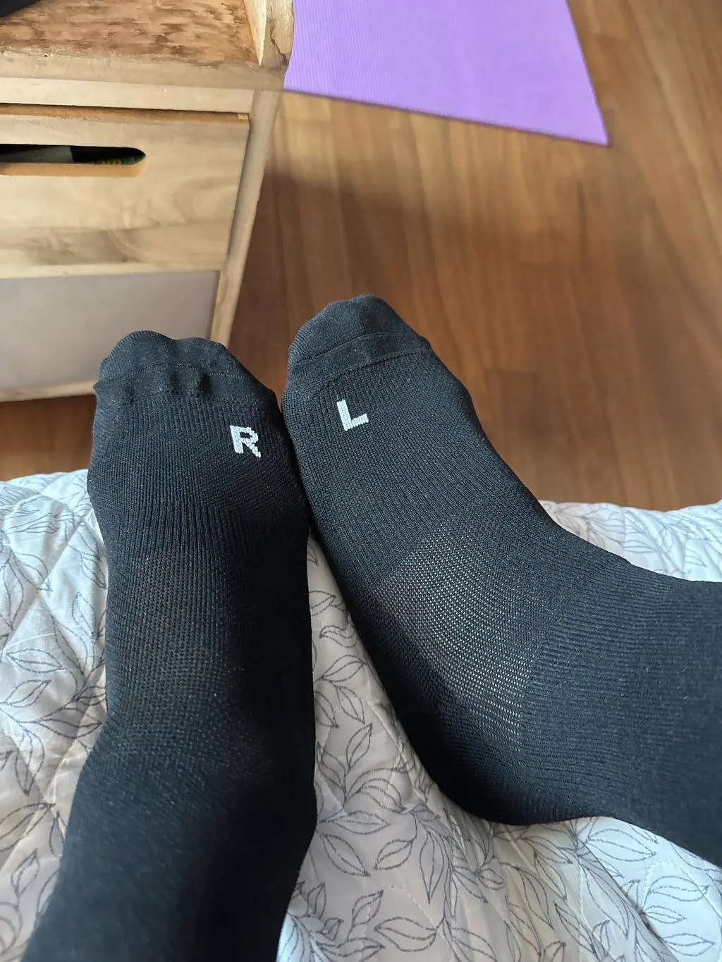 전 비교적 건강한 발이라 처음 딱 신었을때 쫀쫀한 느낌 말곤 잘 모르겠던데 약간 평발