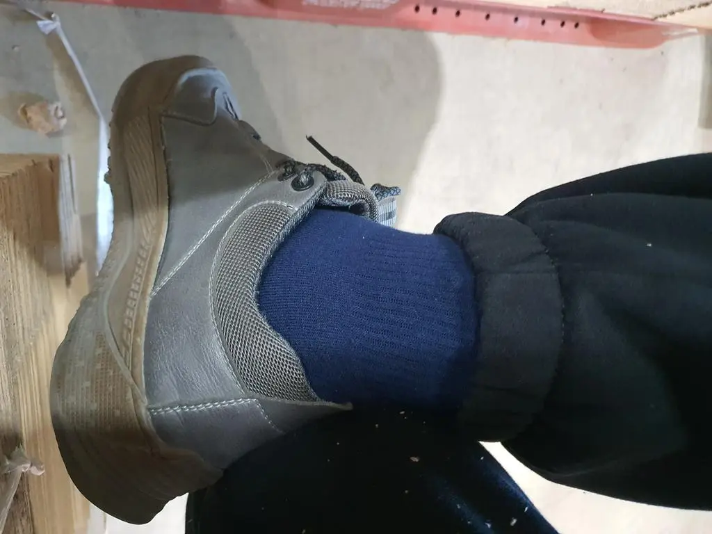 안전화 신을때 신었는데 발도편하고 특히 요즘같은 추은날은 폭신하고 따뜻해요
