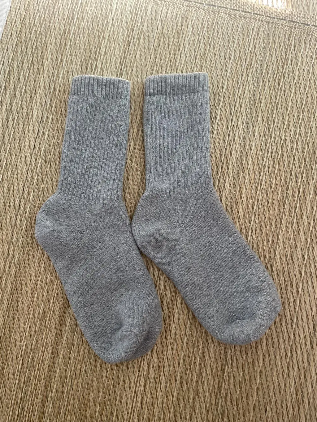 바닥이 폭신하고 편한 양말이에요~ 주변에 선물로 드렸어요^^
