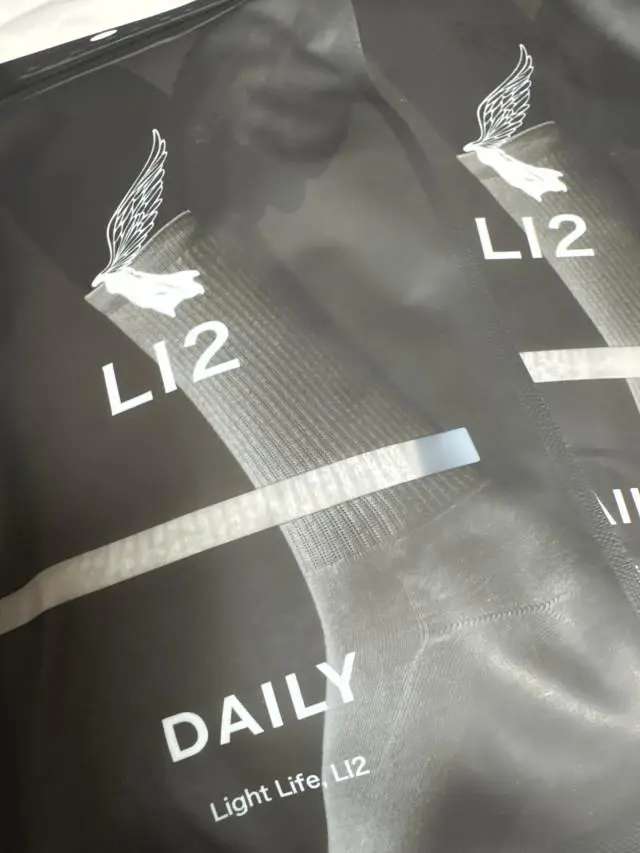 발바닥이 약간 푹신한게 편하고 좋네요 남편꺼는 더 큰거 사도 됐을거 같아요~
