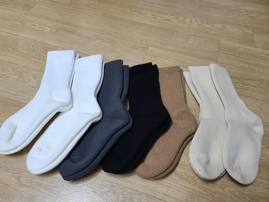 도톰하니 포근한 느낌  워낙 발이 차가워서 신고 아침운동나갔더니 발끝이 좀 시리긴하