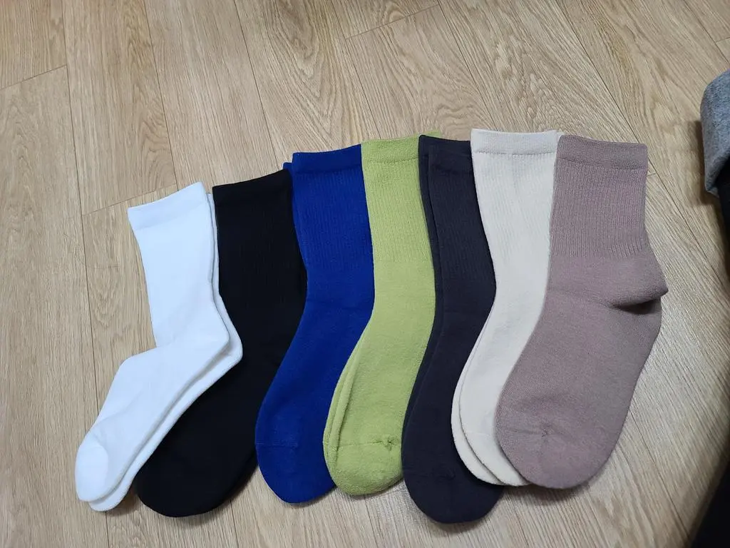 손발이 워낙 찬성질이라 지금은 착용못하고 날이 따뜻해지면 신어보려고요.색상 이쁘고