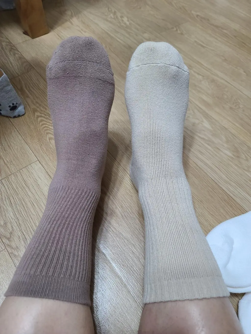 손발이 워낙 찬성질이라 지금은 착용못하고 날이 따뜻해지면 신어보려고요.색상 이쁘고