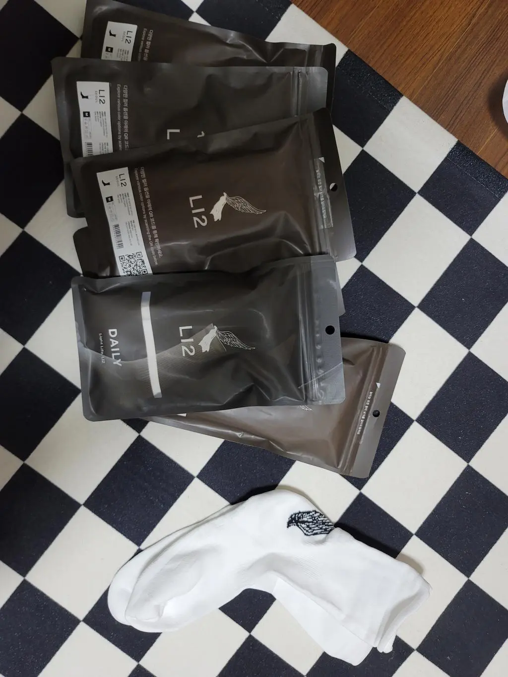 너무좋은거같아요~ 꾸준히 구매해야할것같아요 땀배출과 발바닥 두툼함이 느껴지네요굿