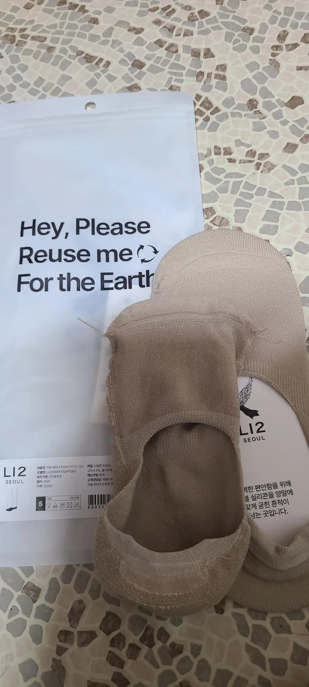 포장이나 디자인은 좋아요. 뒤꿈치 위쪽 실리콘 두 줄 넣어서 벗겨짐 방지가 잘 될 것 