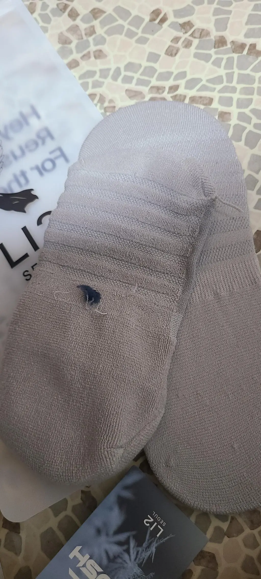 디자인 색상 좋아요. 다만 양말 안 쪽 마무리가 아쉬워요. 
