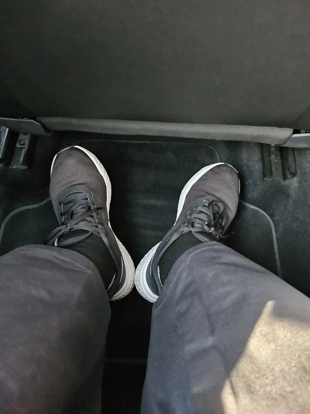 처음에 걷기운동할 때 신으려고 샀는데, 신어보니 너무 발이 편해서 일상 생활 속에서도