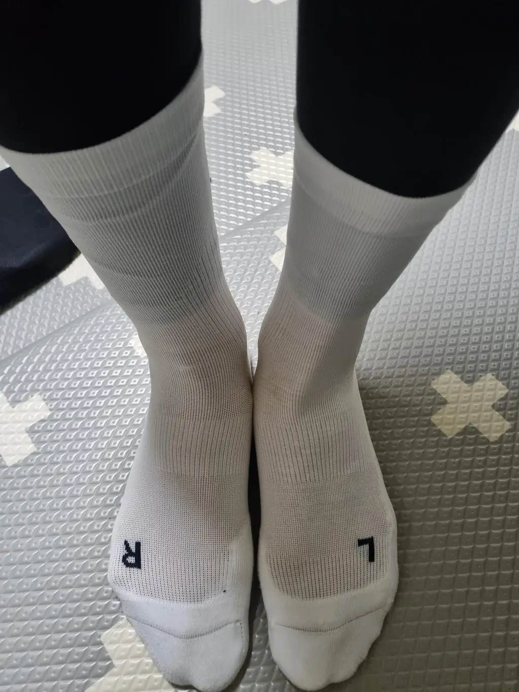 세개중 흰색양말 길이 1인치 불량이에요 아무리당겨도 좌측 끝단이 차이가 있네요...