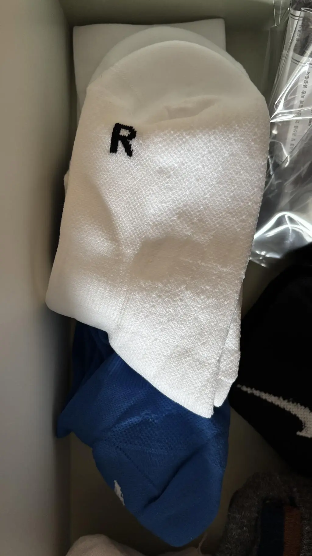 색상이 너무 이쁘네요. 여러번 신고 달렸는데 편하고 좋은 것 같습니다.