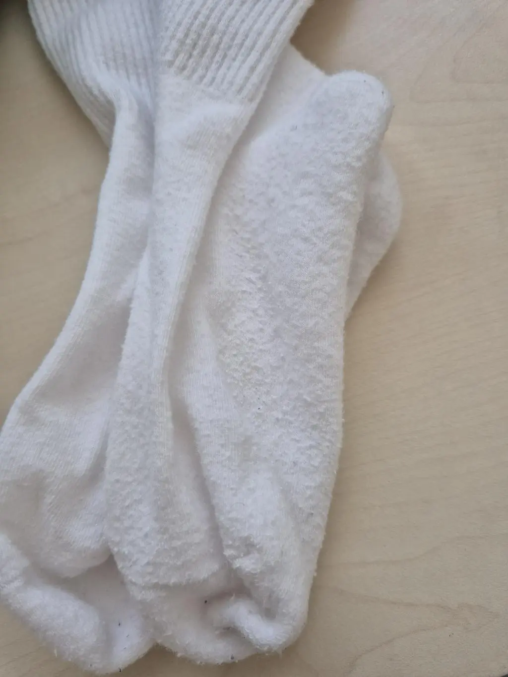 고학년 아이랑 같이 신으려고 주문했는데 착용감이 부드럽고 세탁 후에도 뻣뻣하지 않아