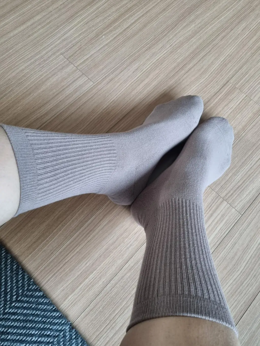 데일리 양말로 정말 좋아요~ 촉감이 부들부들하고 적당한 두께감으로 편하게 착용하고 