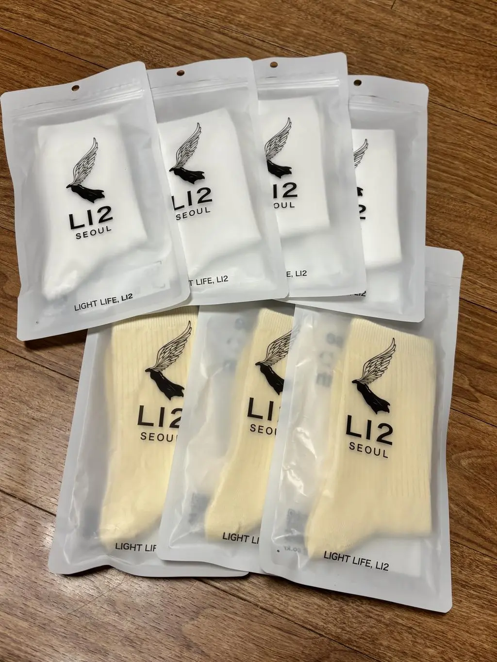 인스타 광고보고 알게 되었어요. 얇다는 평이 있어 걱정했는데 발이 235사이즈고 크지 