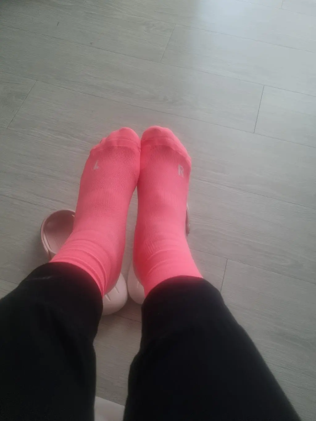 다른양말들은 사이즈가 큰데 이건 230인 제발에 딱이네요 대만족 또구입하러왔습니다