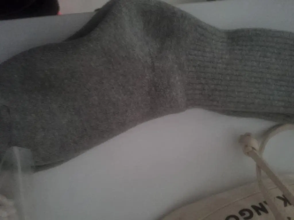 따뜻하고 두껍고 사이즈 딱입니다 230인 발에는 최고입니다 다른양말은 S라도 좀큰데 안