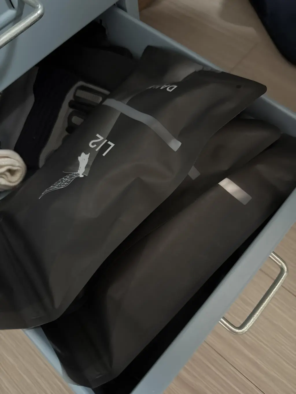 아들 선물로 사줬는데 발바닥면이 두툼하고 푹신해서 좋다고 하내요