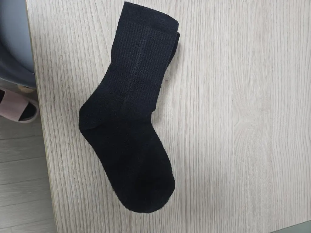 바닥은 푹신하고 원단은 탄탄하지만 조이는 느낌이없어 편안합니다