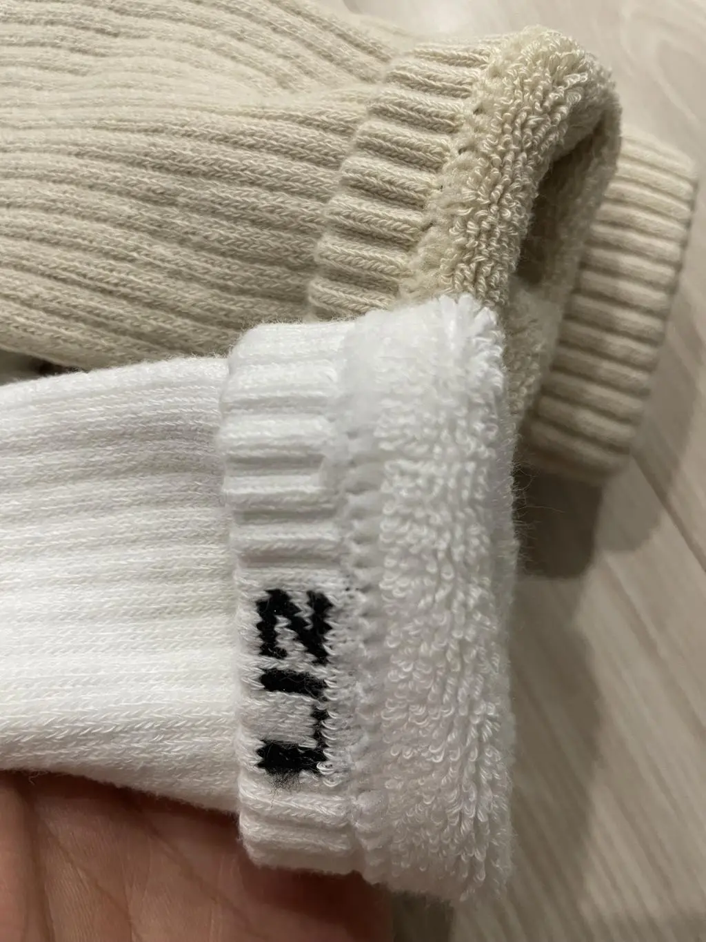 도톰해서 너무 잘 신고 있어요~