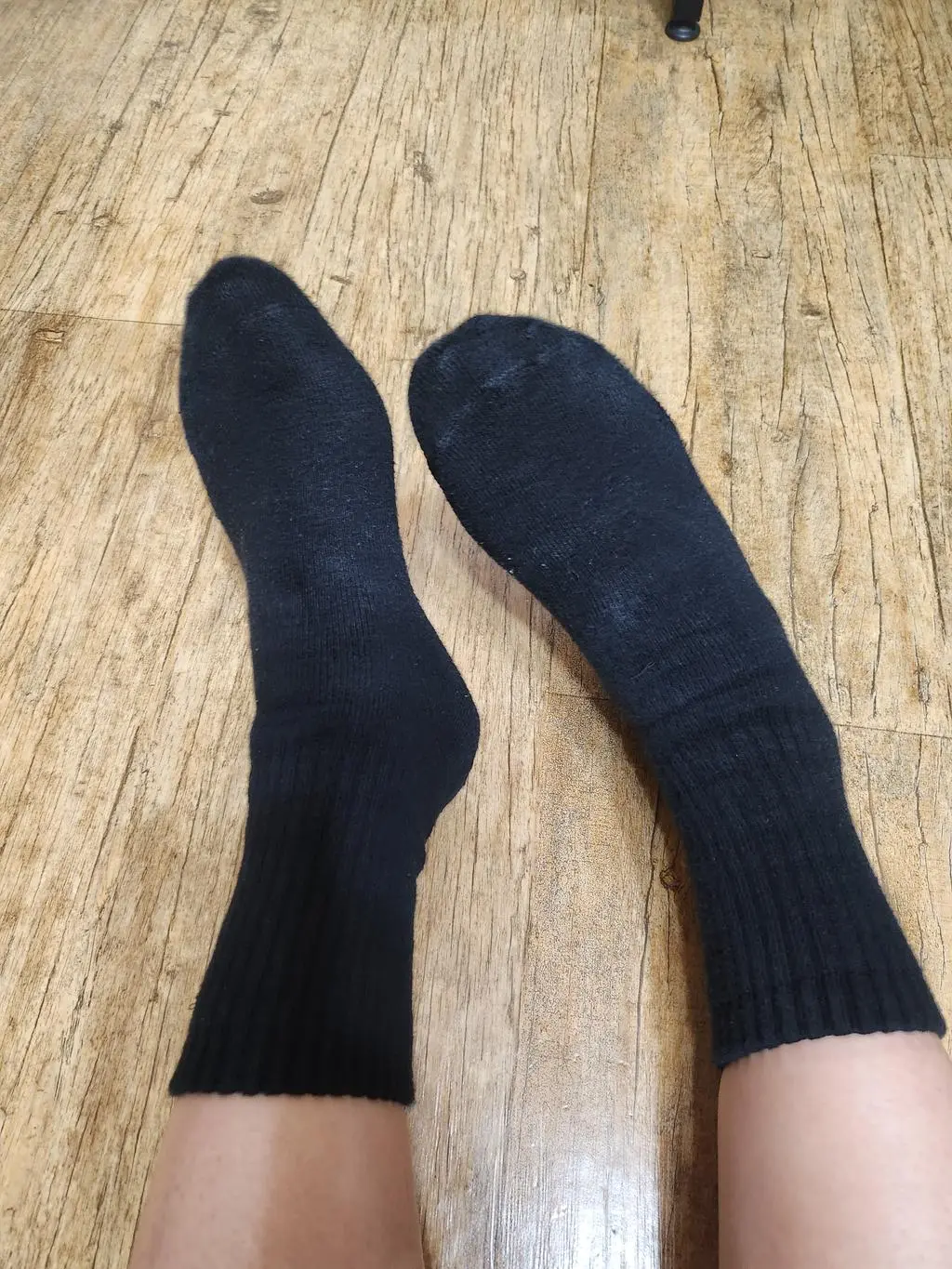 저는 오래 걷는일을 하고있어서 두툼한 양말아니면 못신어요 사계절 블랙이랑 아이보리