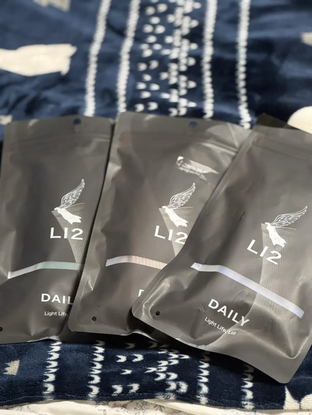 와이프꺼랑 내꺼로 샀는데 나한테 스몰사이즈가 쬐끔 작음. 양말 자체는 완전 만족. 와