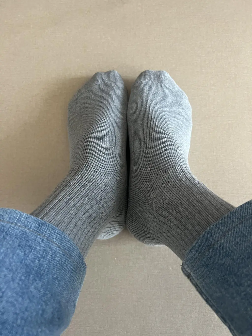 데일리도 오늘 출근해서 처음 신어봤는데 마침 오늘 정말 추워서 두툼한 양말 신길 참 