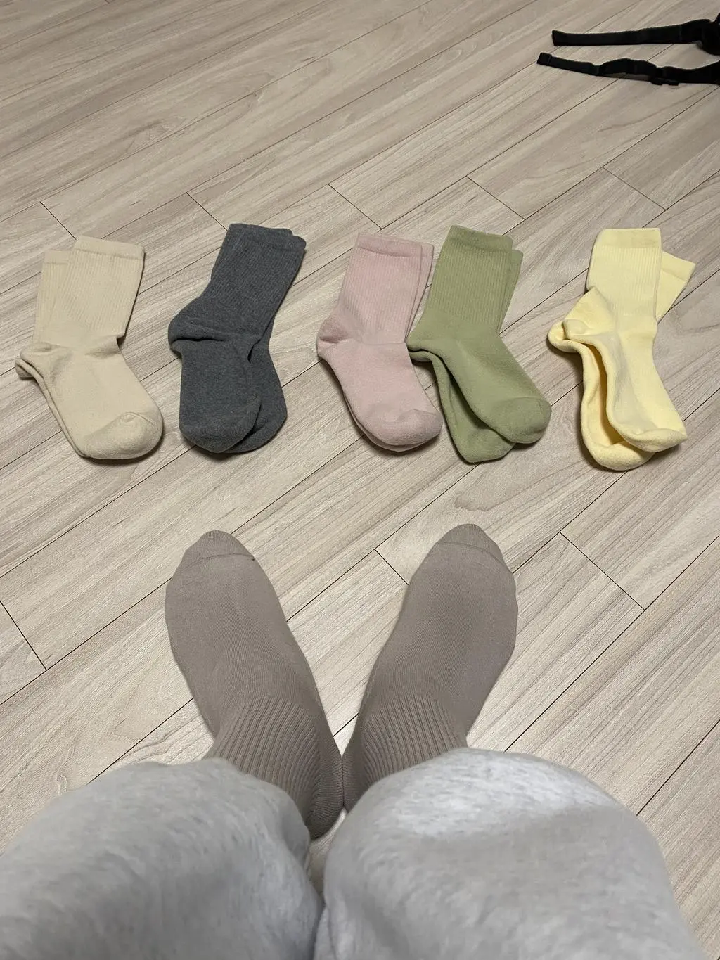 양말 색감이 예뻐요~ 짜임도 짱짱하니 좋구요 다만 쿠셔닝이 좀 더 있을거라 생각했는데