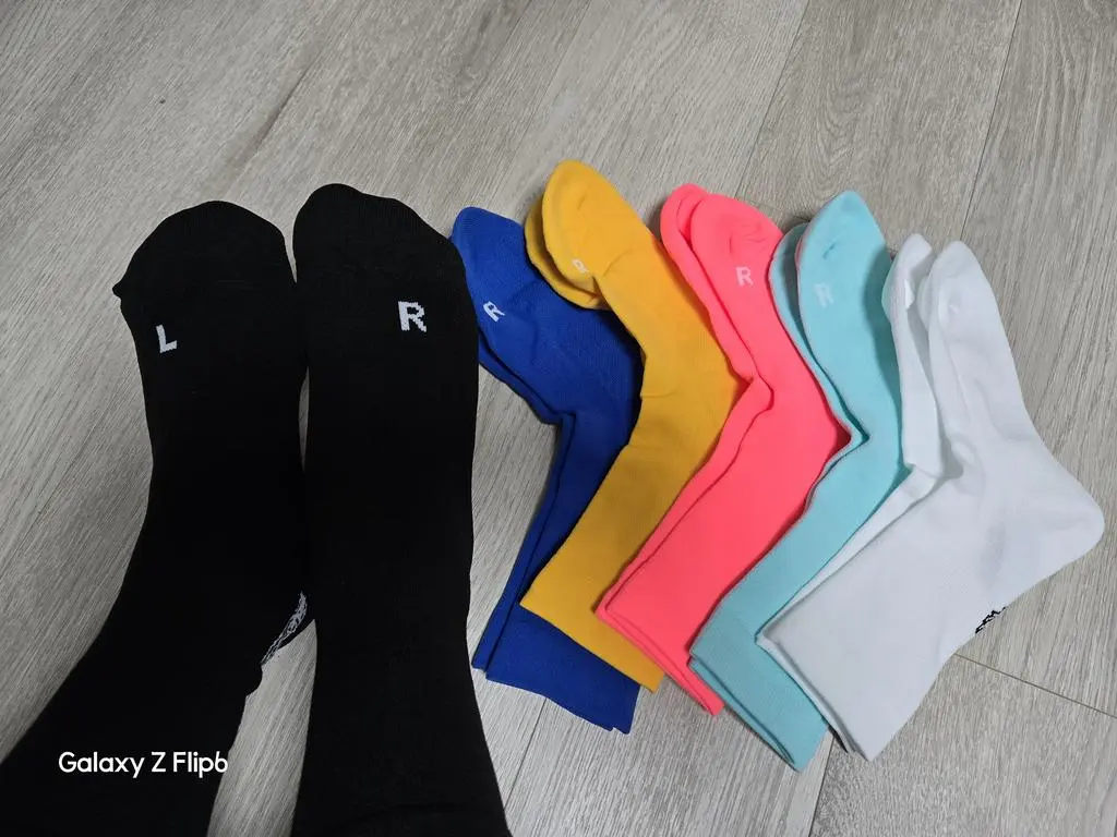 신고 뛰어보진 않았지만 이쁘서 신고 걷고싶은 생각이 드네요. 바닥. 뒤꿈치가 도톰하고