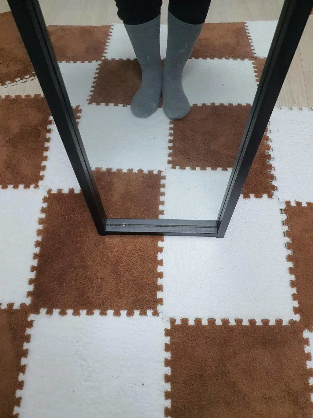 발을 잡아주는느낌이 좋고  두툼한 느낌이 자연스럽게 있어서 편하고 안정감을 느껴요