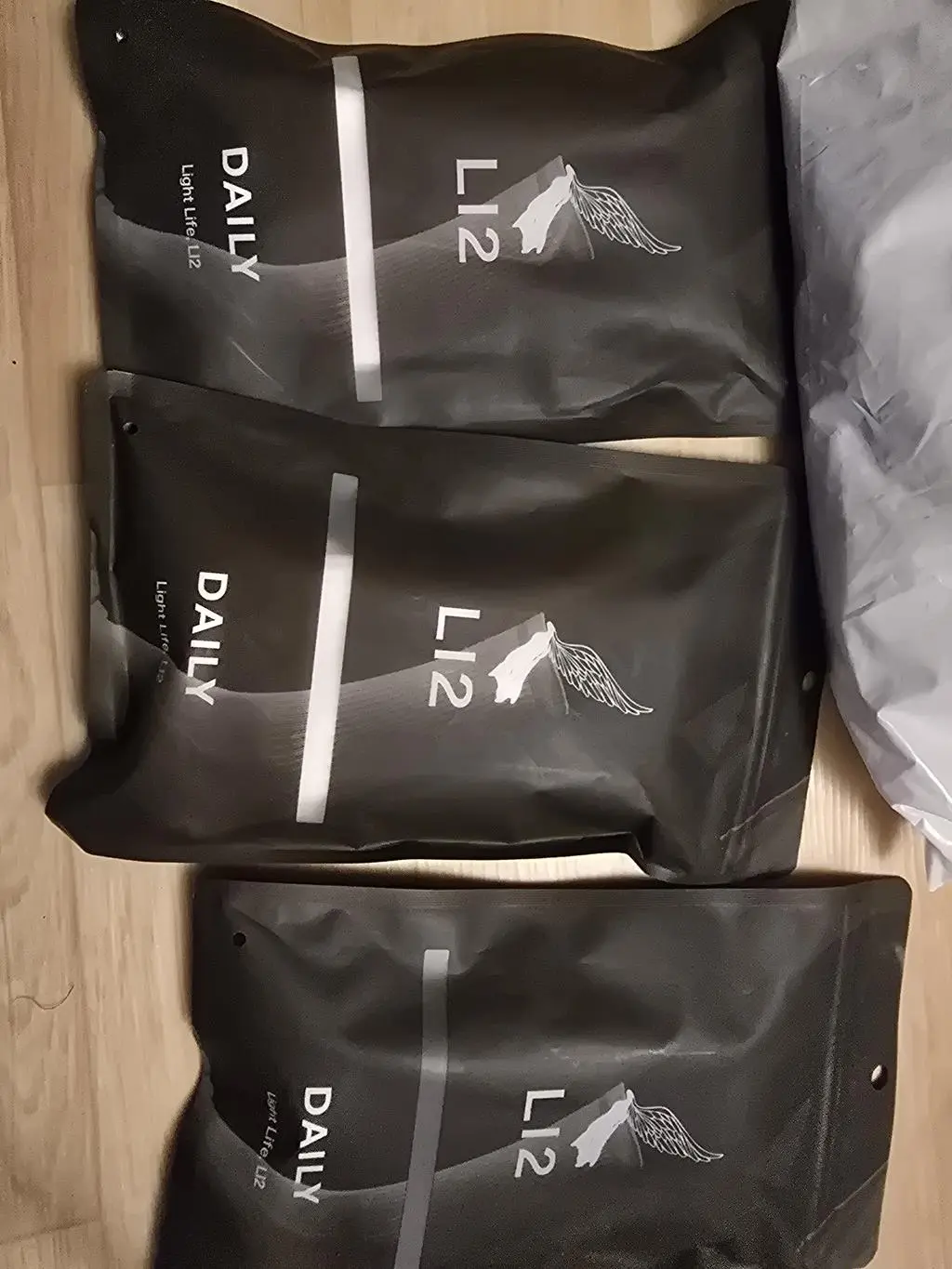 1년전에 구입하고 1년동안 신어도 탄탄한 양말이 좋아서 재구매합니다