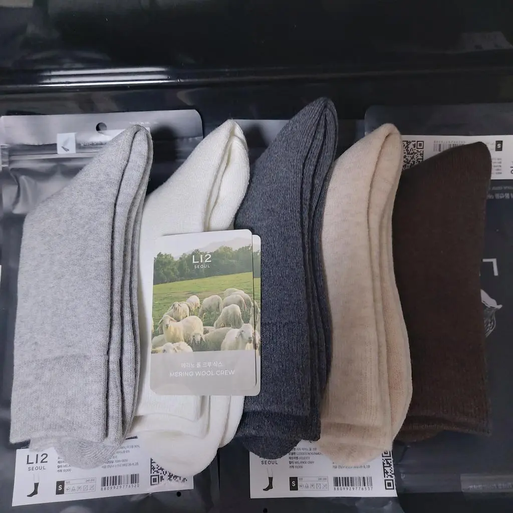 ,양모 소재라 기대감을 언고 구매했어요 
