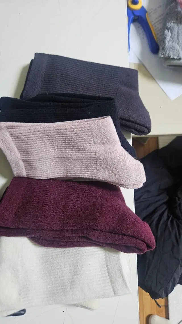 225사이즈 신는데 젤작은 사이즈 양말신었어요 잘맞고 발목부분 불편하지도 않고 좋아요