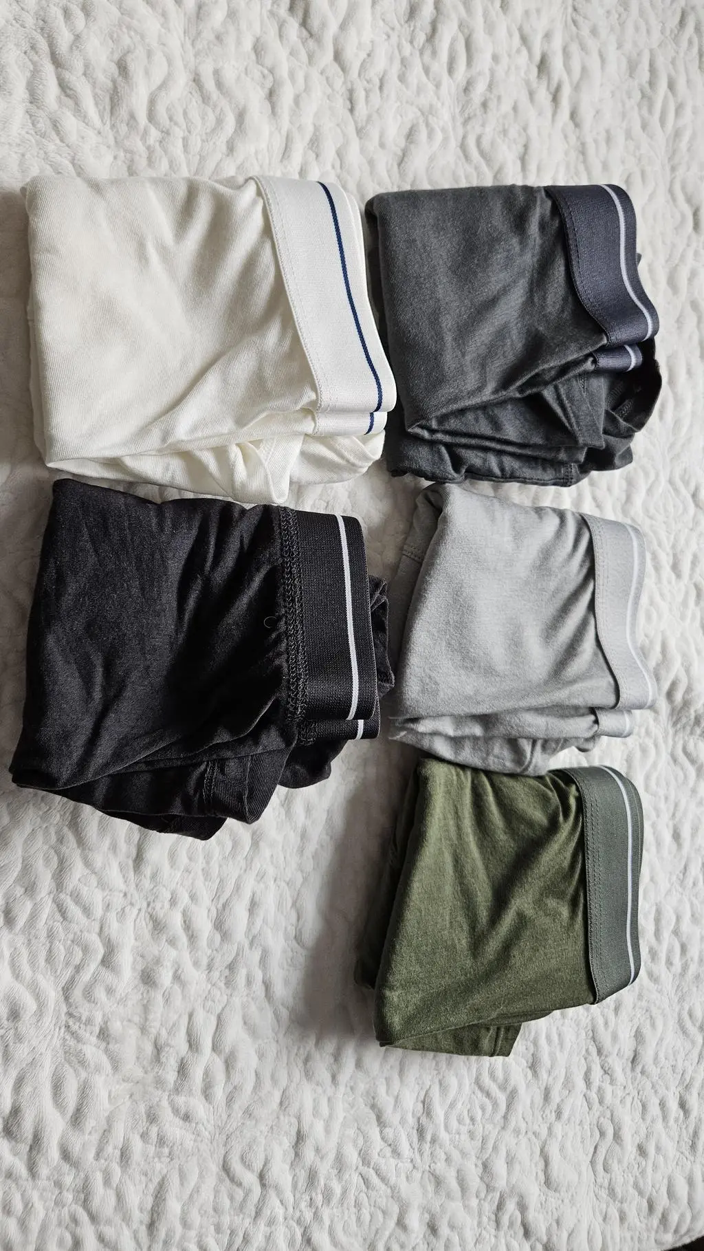 가볍고 부드러운 재질로 피부에 닿았을때 시원한 느낌도 있습니다. 가격 착하고 편하게