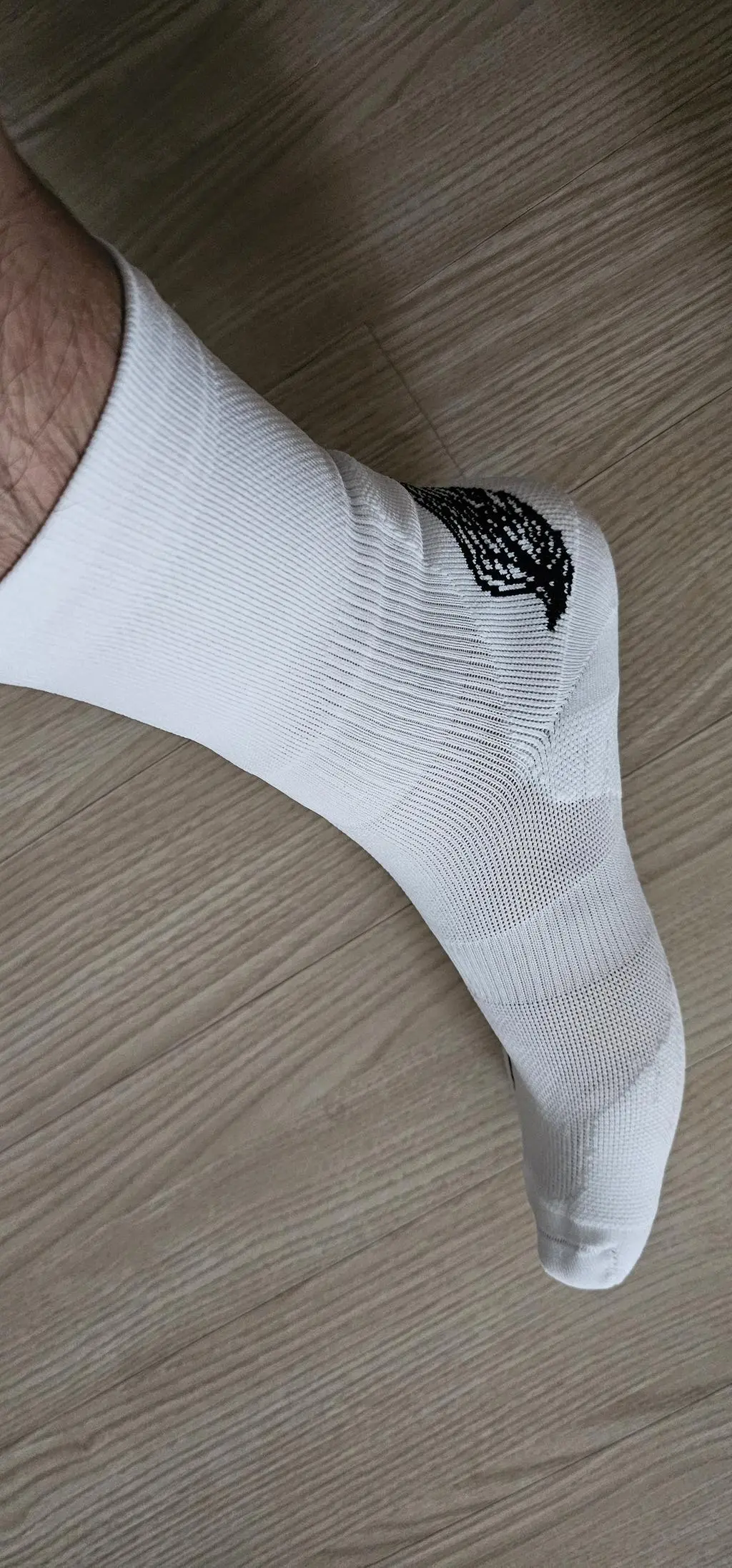 양말은 바닥이 도톰하게 되어 있고 미끌림 방지위해 사선으로 라인이 잡혀 있네요 발등