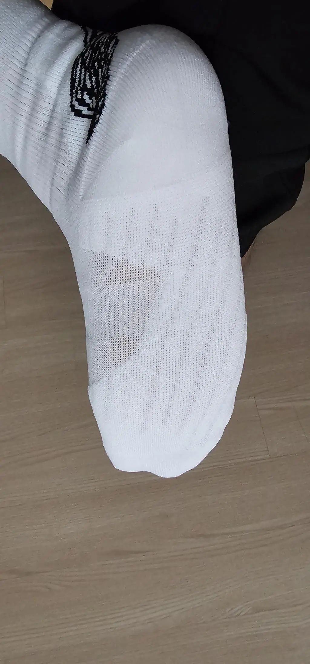 양말은 바닥이 도톰하게 되어 있고 미끌림 방지위해 사선으로 라인이 잡혀 있네요 발등