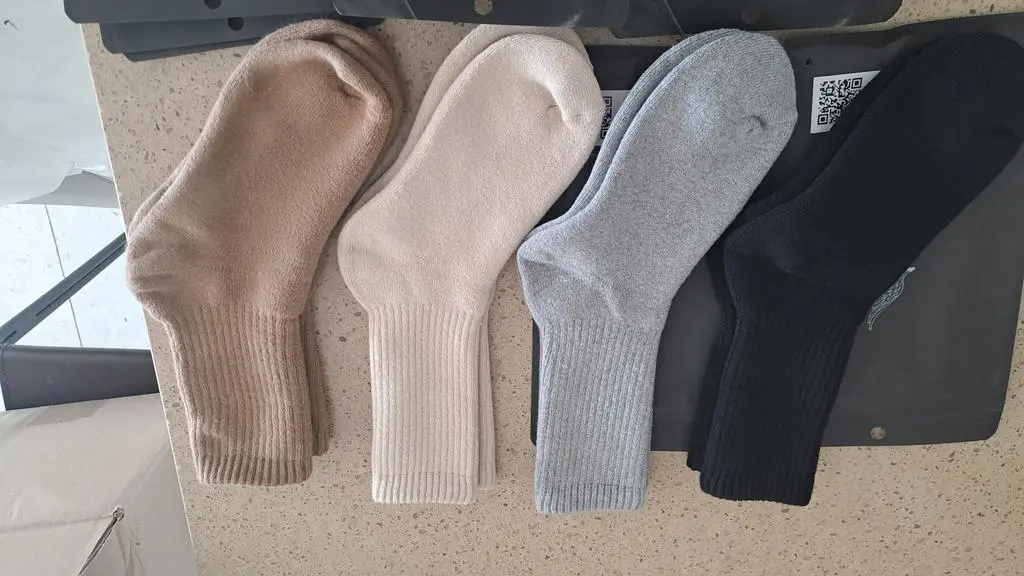 세일가로 잘 산거 같아요. 좀 두툼해서 기존 운동화에 신으니 살짝 공간이 타잇해지긴했