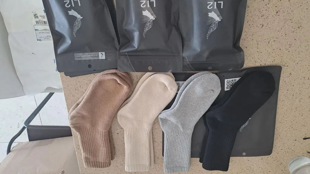 세일가로 잘 산거 같아요. 좀 두툼해서 기존 운동화에 신으니 살짝 공간이 타잇해지긴했