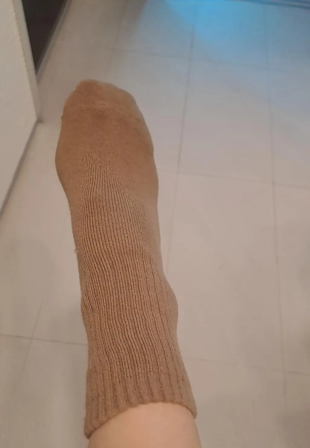 세일가로 잘 산거 같아요. 좀 두툼해서 기존 운동화에 신으니 살짝 공간이 타잇해지긴했