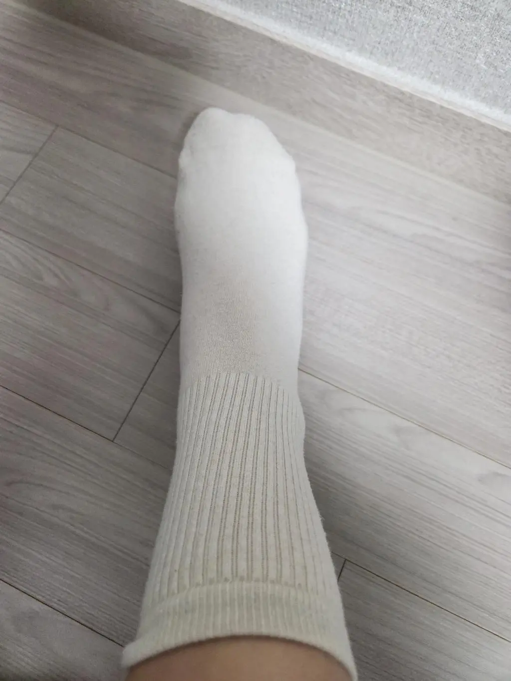 족저근막염으로 항상 발바닥이 아파 리커버리 실내화 신고 지내는데 이 양말 신고서 발